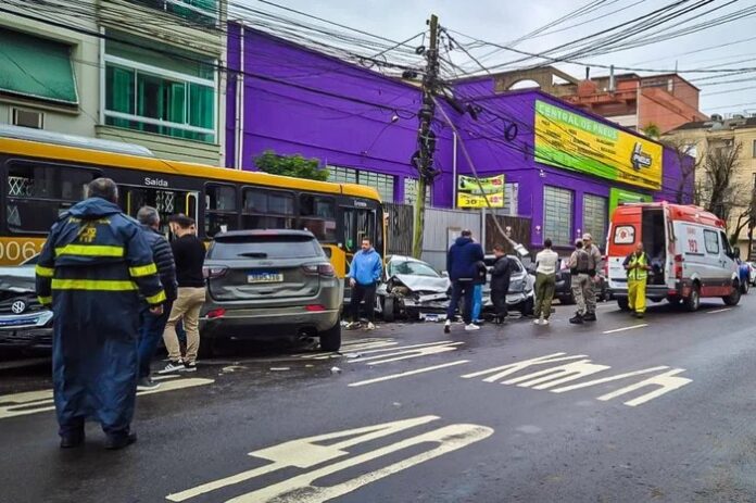 Motorista de ônibus sofre mal súbito e colide contra diversos veículos na Zona Norte de Porto Alegre (RS) na manhã desta quarta-feira (28)