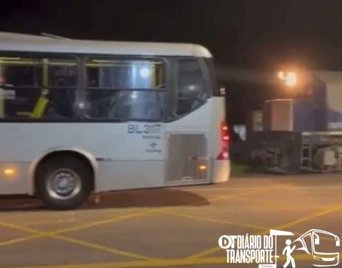 Ônibus apresenta falha sobre linha férrea e quase é atingido por trem em Curitiba (PR) na noite desta sexta-feira (16) 