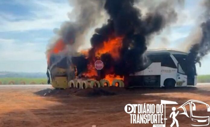 Ônibus da Gontijo pega fogo na MG-255 em Frutal neste sábado (31) 