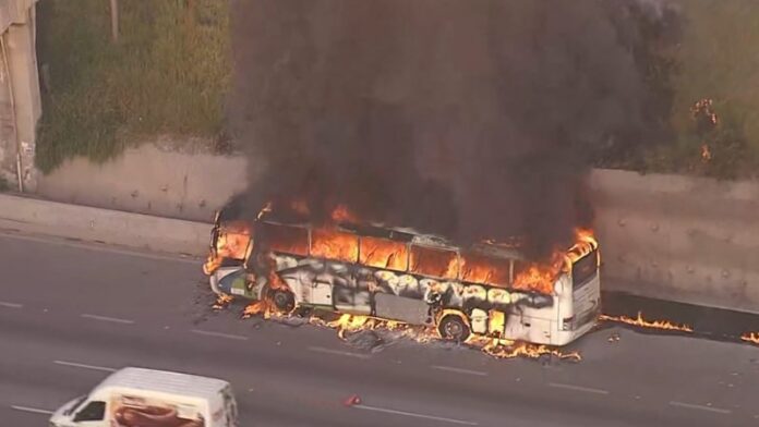 Ônibus da Ipojucatur pega fogo na Rodovia Anhanguera, no Jaraguá, bloqueando via parcialmente na manhã desta quarta (21)