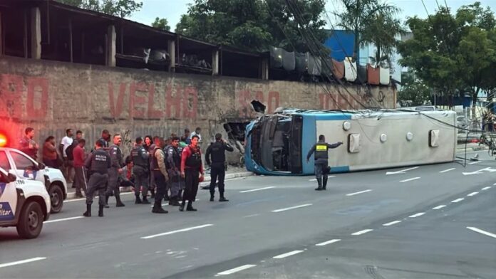 Ônibus do Sistema Transcol tomba em Cariacica (ES) e deixa diversos feridos na tarde desta quinta-feira (29)