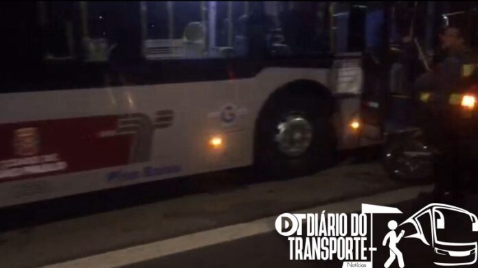 Ônibus e moto colidem na Zona Oeste de São Paulo na noite desta quarta-feira (28) 