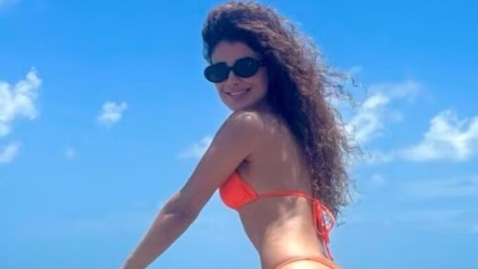 Paula Fernandes posa de bicicleta e faz charme em praia: ‘Obra de arte’