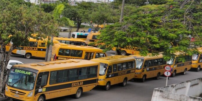Prefeitura de Jaboatão dos Guararapes (PE) disponibiliza 30 ônibus para atender população em áreas de risco na Grande Recife