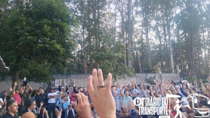 Proprietários de ônibus ligados à Cooperpam fazem reunião, descartam paralisação agora, mas querem encontro com Nunes sobre transição da Transwolff para Sancetur