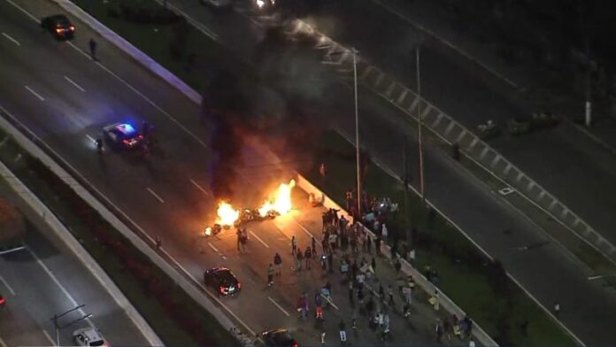 Protesto afeta trânsito nas Marginais Tietê e Pinheiros e impacta linhas 8-Diamante e 9-Esmeralda na manhã desta segunda (26)
