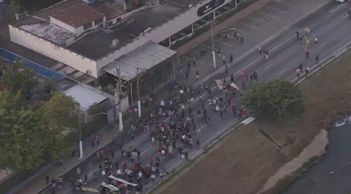 Protesto na Avenida Aricanduva, Zona Leste de São Paulo, afeta trânsito e linhas de ônibus na manhã desta segunda (26)