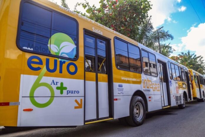 Quatro novos ônibus integram linhas do transporte público de Salvador (BA) a partir de quarta-feira (28)