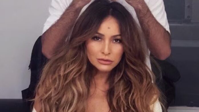Sabrina Sato usa foto de topless para homenagear maquiador: ‘hair stylist, Krisna’