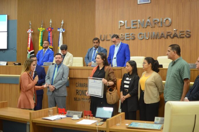 Secretaria Adjunta de Cultura e Juventude recebe honraria na Câmara Municipal de Rondonópolis por atuação no 