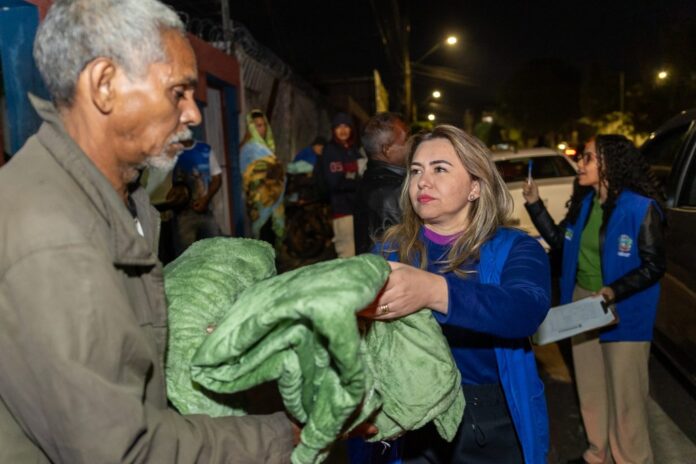 Secretaria de Assistência Social distribui cobertores às pessoas em situação de rua durante frente fria