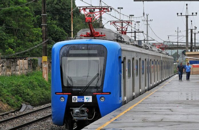 Tiroteio na região da Estação Jacarezinho afeta operação dos trens da SuperVia no Rio de Janeiro na manhã desta sexta-feira (16)