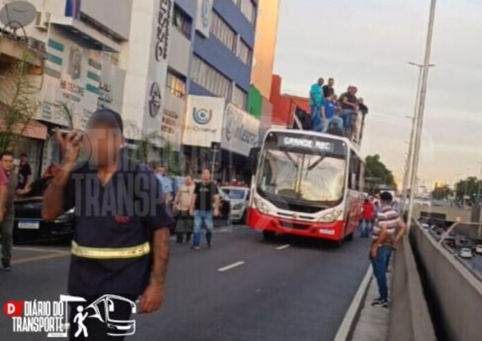 Greve de ônibus no ABC – Propostas de viações desagradam e trabalhadores fazem protesto parando terminal em Santo André (SP)