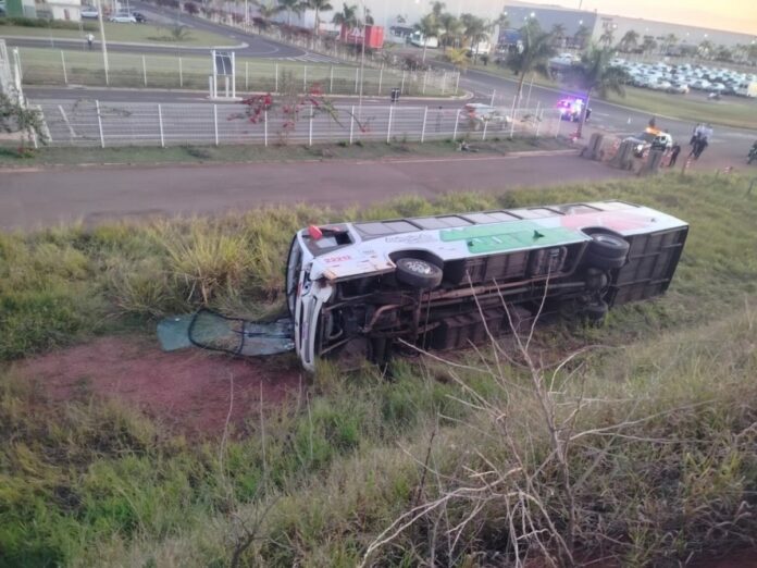 Ônibus tomba na Rodovia Ernesto Paterniani, em Piracicaba (SP), e deixa feridos nesta terça-feira (17)