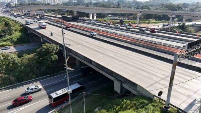 RioSP finaliza lançamento de vigas no Viaduto da Via Dutra, ocasionando interdições na Rodovia Hélio Smidt