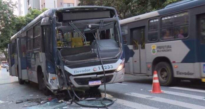 Acidente entre ônibus deixa feridos no Centro-Sul de Belo Horizonte (MG) nesta sexta-feira (20)