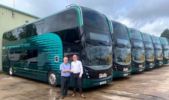 Alexander Dennis anuncia fechamento de fábricas na Escócia, colocando centenas de empregos em risco, enquanto celebra novas vendas de ônibus no Reino Unido