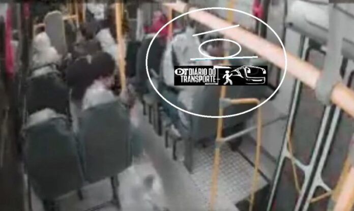 Câmeras mostram exato momento de um dos vários ataques a ônibus neste fim de semana na Grande São Paulo. Desespero de passageiros chamou a atenção