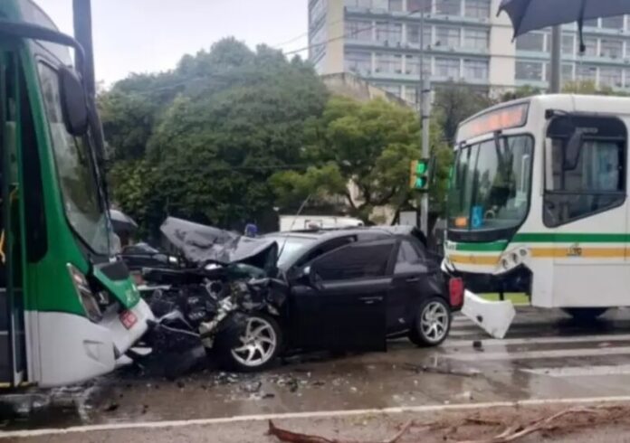 Carro e dois ônibus colidem em corredor exclusivo no Centro de Porto Alegre (RS) na manhã desta terça-feira (17)