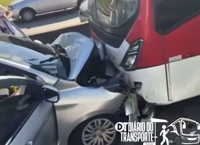 Carro e ônibus da Suzantur colidem em Mauá (SP) nesta quarta-feira (18)