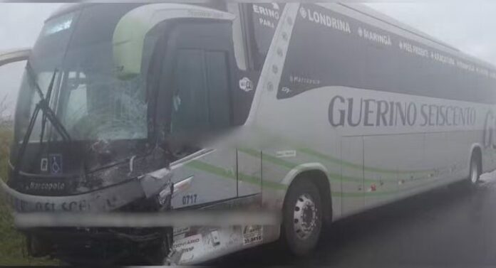 Carro invade contramão e colide com ônibus da Guerino Seiscento em Guarantã (SP) nesta segunda-feira (23) 