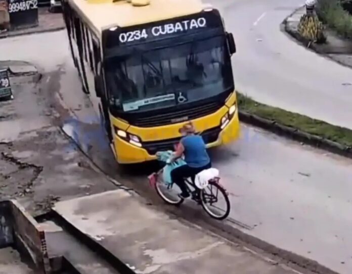 Ciclista fica ferido apóis colidir com ônibus em Joinville (SC)