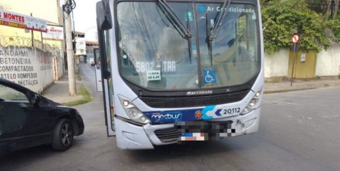 Colisão entre ônibus e carro deixa feridos em Montes Claros (MG) nesta segunda-feira (02)
