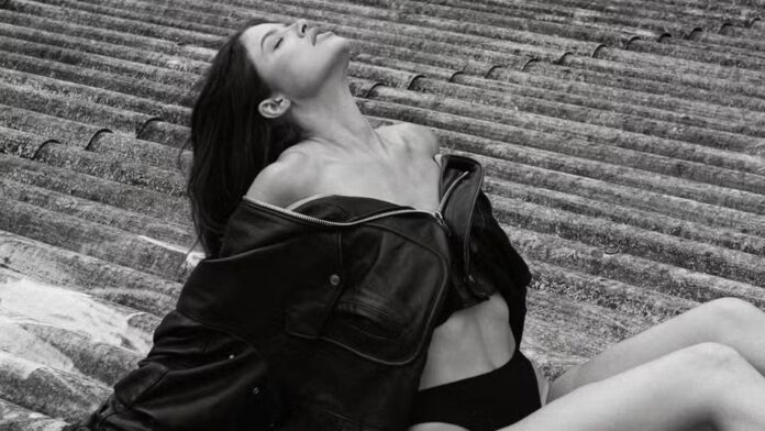 De casaco, calcinha e botas, Agatha Moreira faz ensaio sensual no telhado: ‘Só fotão’