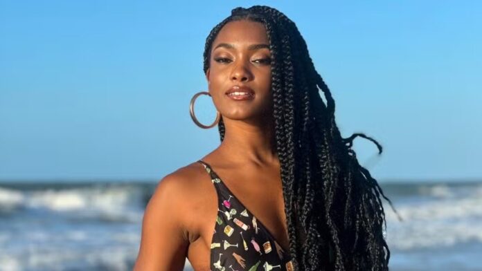 De maiô cavado, Erika Januza curte praia no Maranhão, exibindo corpão: ‘Deslumbrante ‘