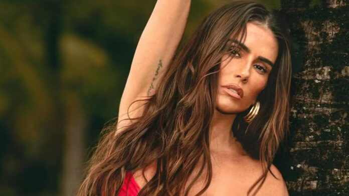 Deborah Secco exibe corpo escultural só de biquíni fio-dental: ‘Show de mulher’