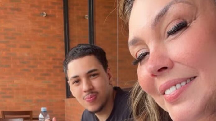 Em foto rara com primogênito, Simony se declara em dia de aniversário: ‘Me ensinou’