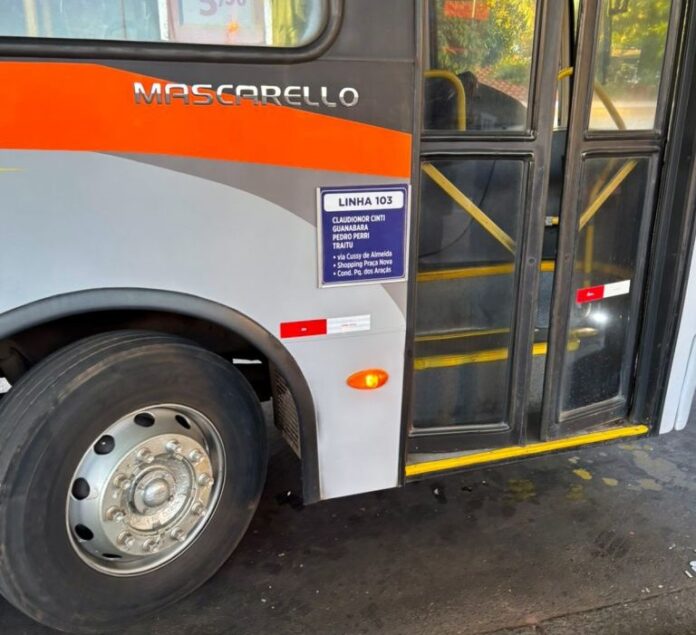 Fiscalização da Mobilidade Urbana multa ônibus da TUA em Araçatuba (SP)