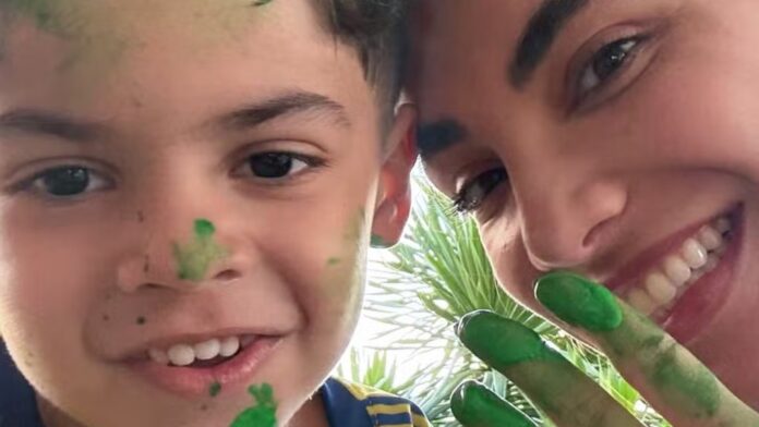 Gabriela Versiani registra momento fofo com Léo, filho de Murilo Huff: ‘Bagunça’