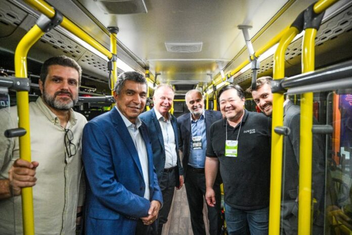 Governador do Espírito Santo conhece ônibus IVECO a gás com até 95% menos emissões