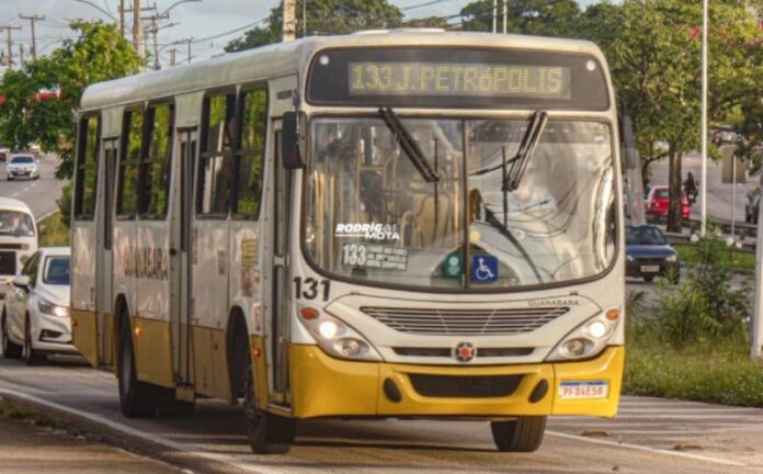Greve de motoristas de ônibus paralisa parcialmente o transporte coletivo em Natal (RN) nesta quarta-feira (4)