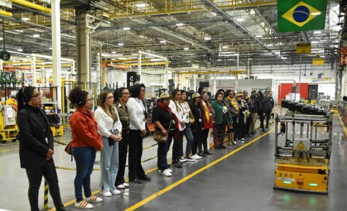 Grupo de mulheres visita fábrica da Mercedes-Benz em São Bernardo do Campo (SP) 