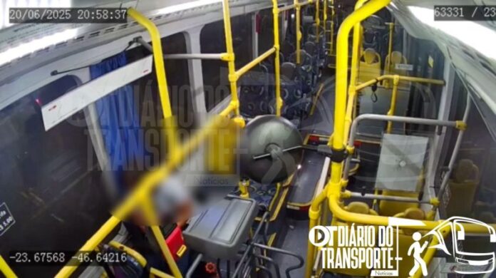 Imagens inéditas e exclusivas obtidas pelo Diário do Transporte mostram momentos de tensão dentro de três ônibus dos 10 apedrejados em São Paulo nos mais recentes casos