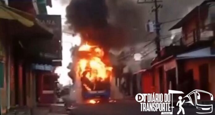 Incêndio destrói ônibus na Zona Norte de Manaus (AM) nesta sexta-feira (13)