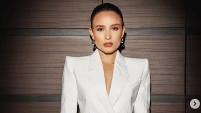 Larissa Manoela arrasa com look branco em festa de ‘Êta Mundo Melhor: ‘Belíssima’