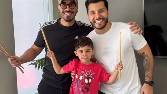 Léo, filho de Marília Mendonça, ‘toca’ hit ‘Apaixonadinha’ da artista: ‘Inteligente’