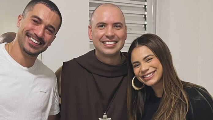 Lexa se emociona durante oração com Frei Gilson e exibe momento: ‘Agradeço a Deus’