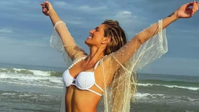 Lívia Andrade exibe antes e depois do corpo em cliques de biquíni: ‘Barriga X Abdome’