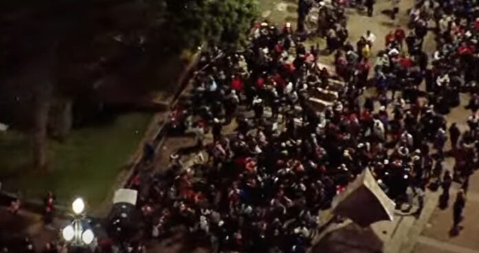 Manifestação contra ações de despejo no centro de São Paulo afeta transporte coletivo e trânsito na noite desta quarta-feira (11)