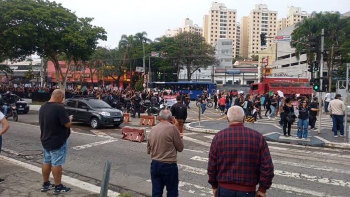 Manifestação de servidores públicos em Taboão da Serra (SP) afeta transporte coletivo e trânsito na manhã desta quinta (05)