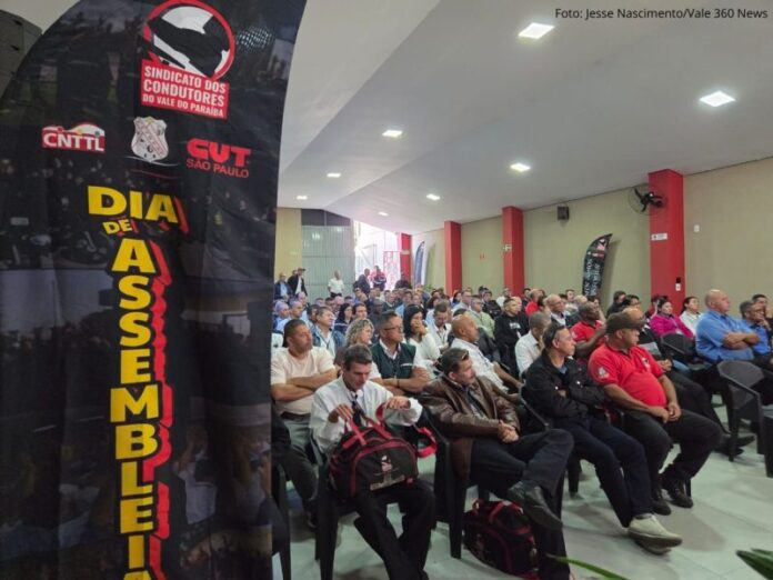 Motoristas e cobradores de ônibus rejeitam proposta de reajuste salarial e transporte coletivo pode ser paralisado no Vale do Paraíba