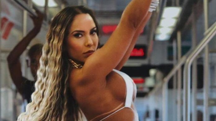 Mulher Melão se defende após fazer ensaio sensual em vagão de trem no Rio: ‘incrível