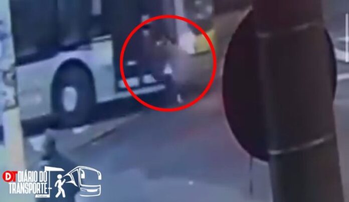 Mulher é atropelada por ônibus da Viação Metrópole Paulista no Itaim Paulista na noite desta sexta-feira (06)