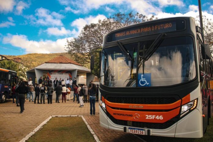 Novos ônibus passam a operar na região metropolitana de Belo Horizonte (MG), após entrega do governo do estado