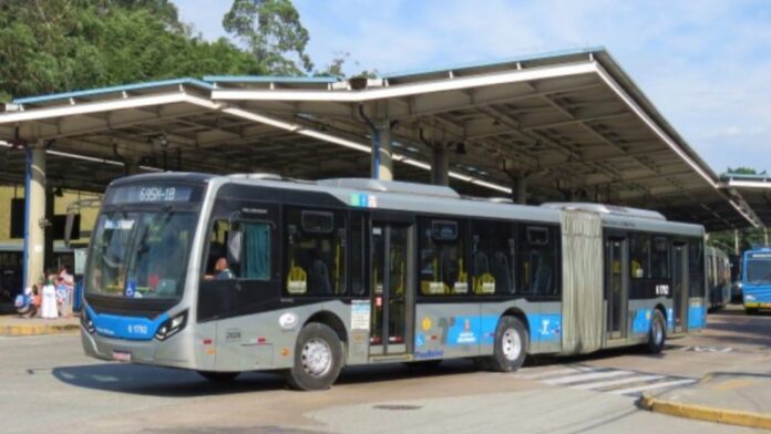 Ônibus articulado da Viação Grajaú é furtado na Zona Sul de São Paulo e suspeito joga veículo na direção de carros e pedestres nesta terça (03)
