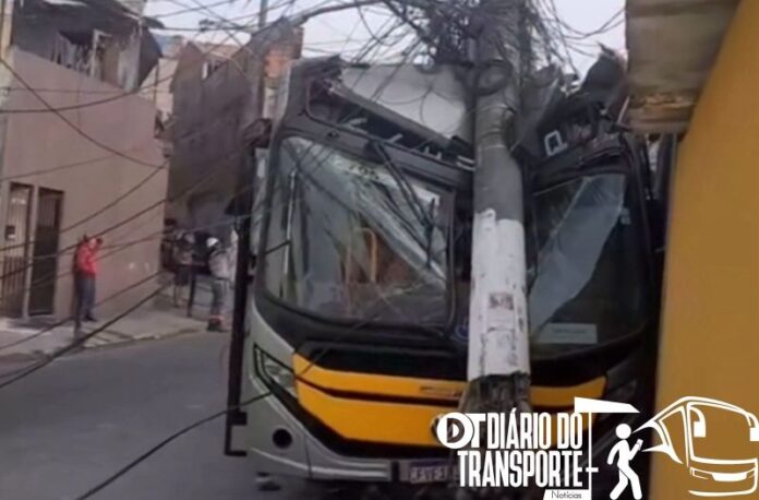 Ônibus colide com poste em Guaianases, Zona Leste de São Paulo neste domingo (1º)